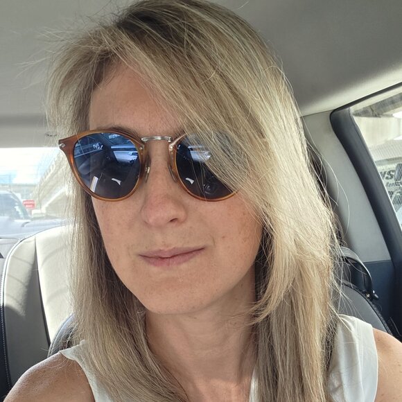 Meet your Posher, Lianna - Picture 1 of 2